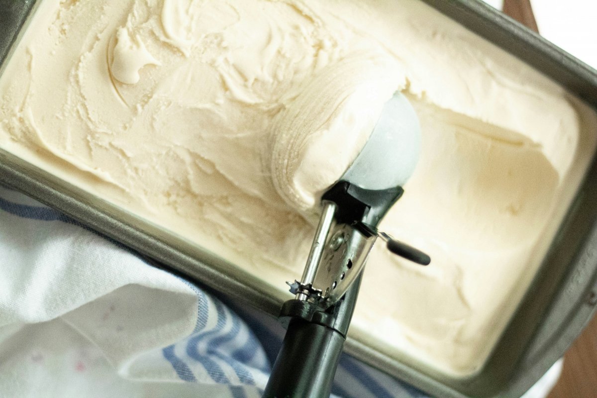 Tarrina de helado casero de vainilla