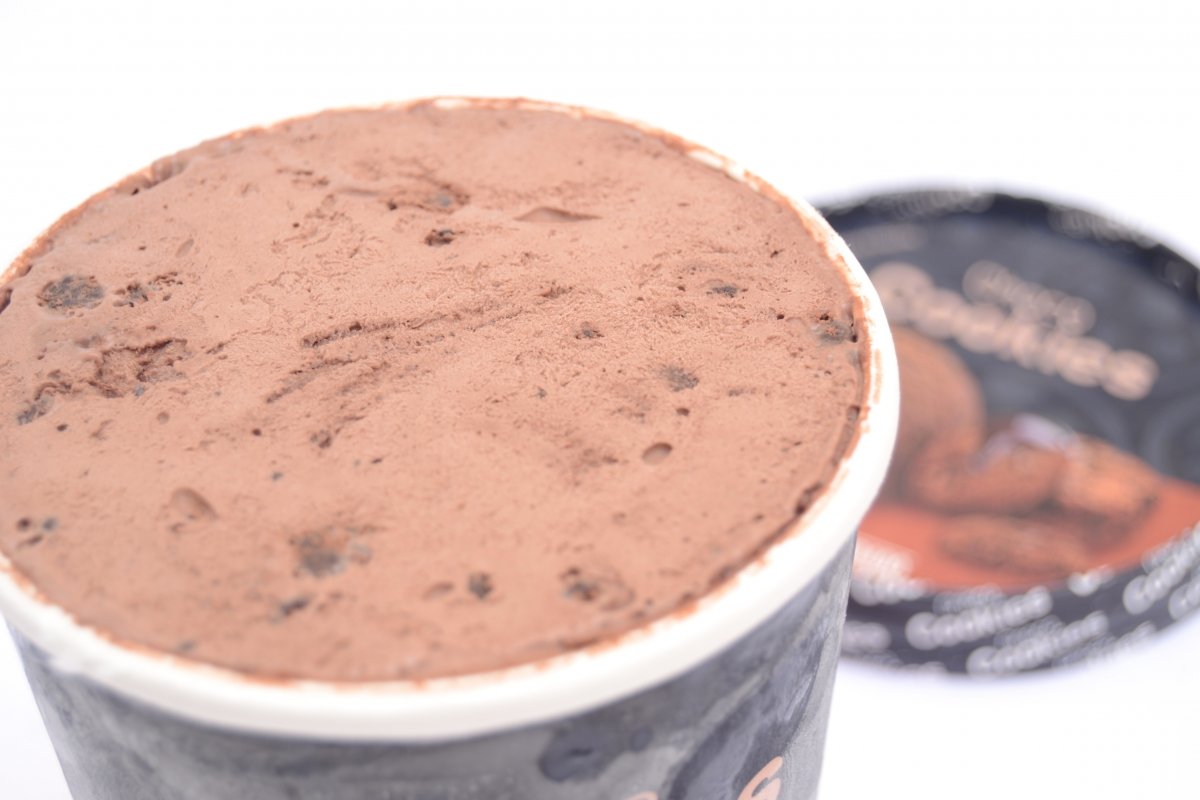 Tarrina de helado de chocolate Hacendado con galletas abierta