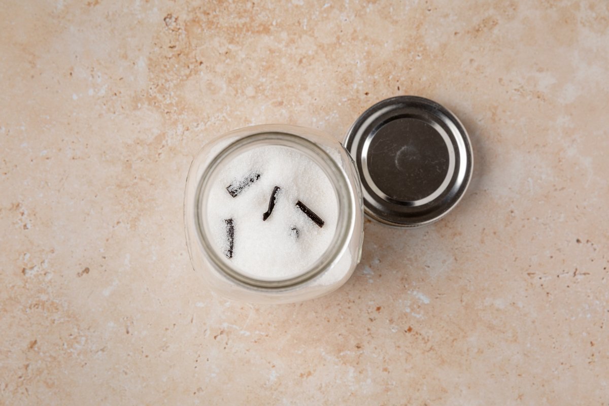 Tarro reposando de azúcar vainillado con y sin Thermomix