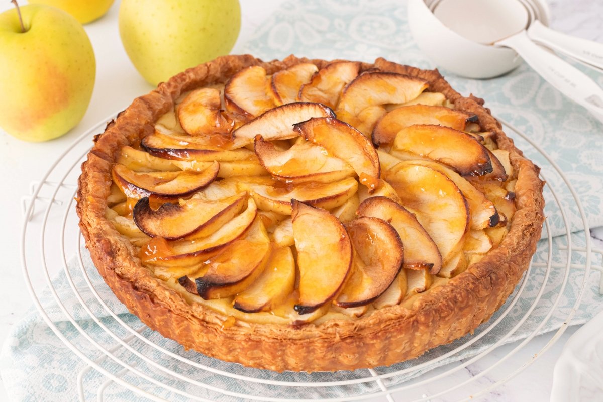 Tarta casera de manzana con crema pastelera