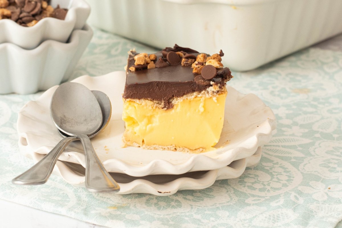 Tarta de galletas y natillas en el plato