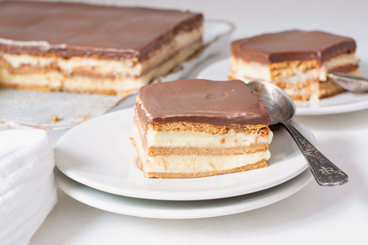 Tarta de la abuela de galletas, crema y chocolate