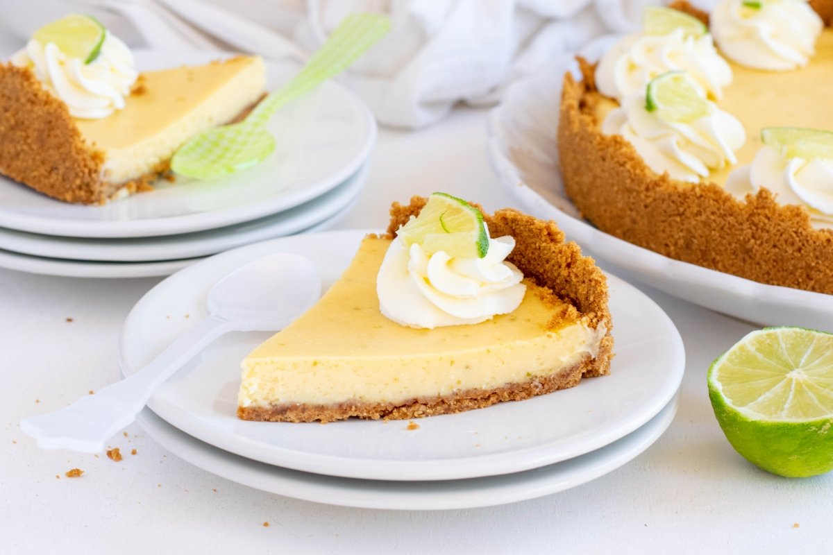 Tarta de lima o Key lime pie en el plato