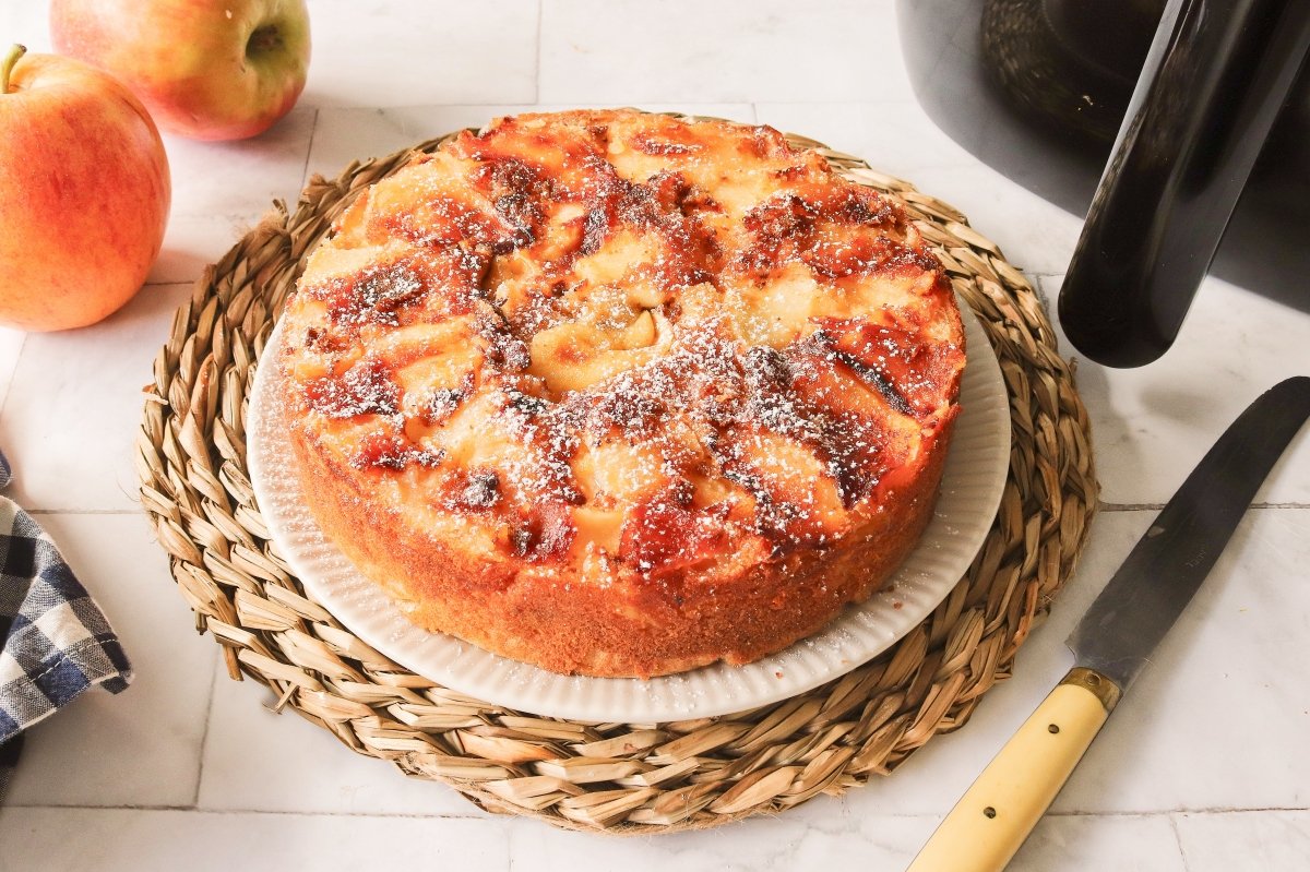 Tarta de manzana con azúcar glas en freidora de aire