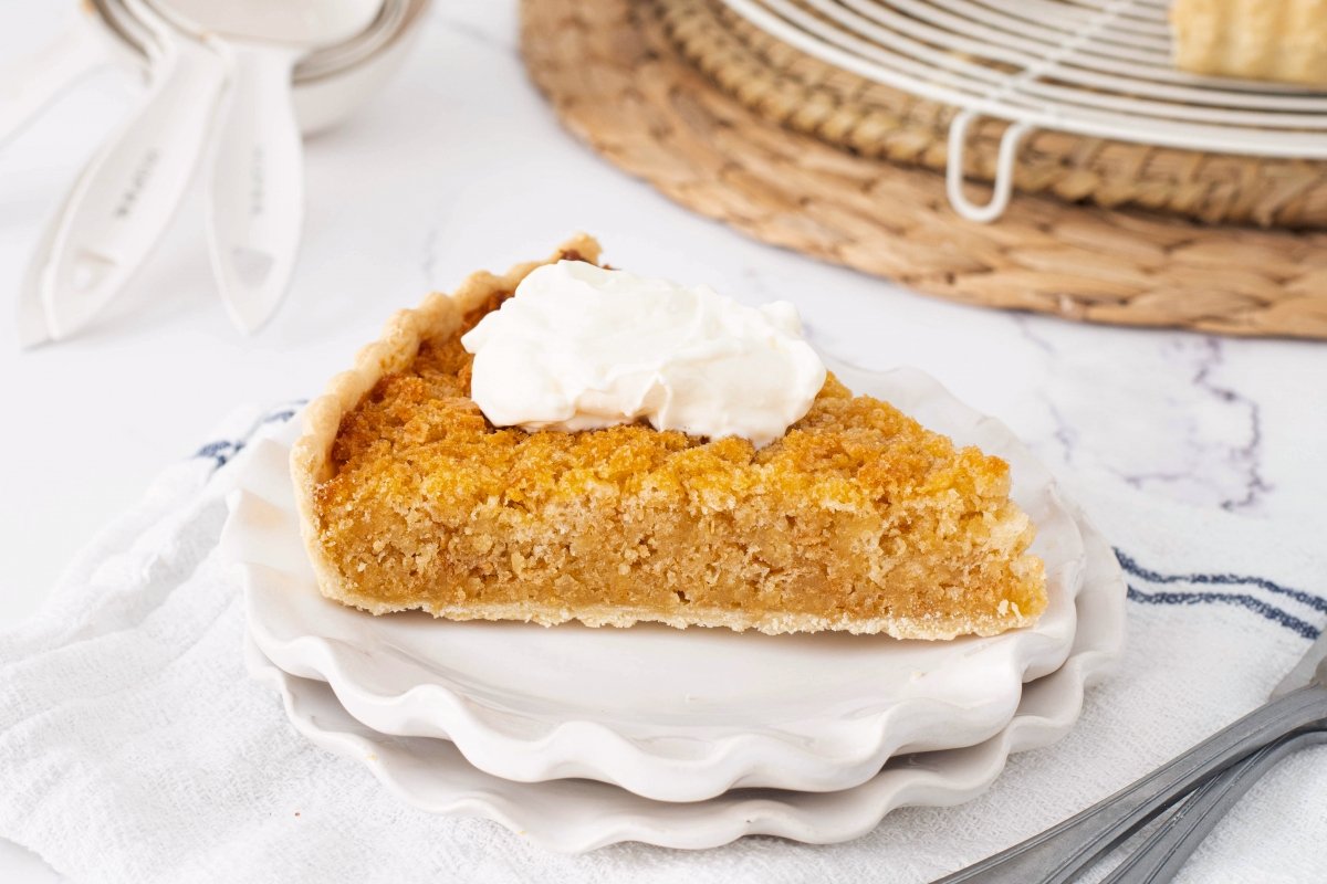 Tarta de melaza servida con nata montada