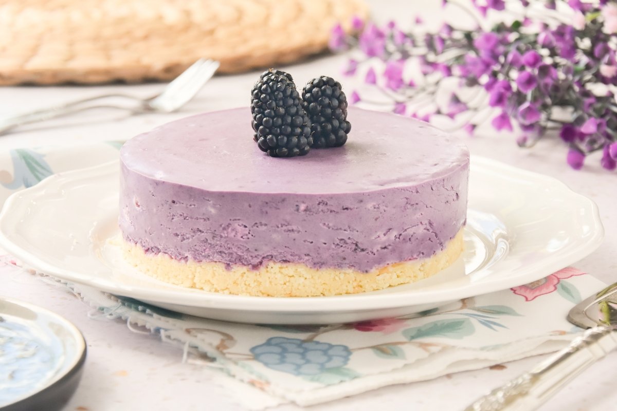 Tarta de moras lista para comer