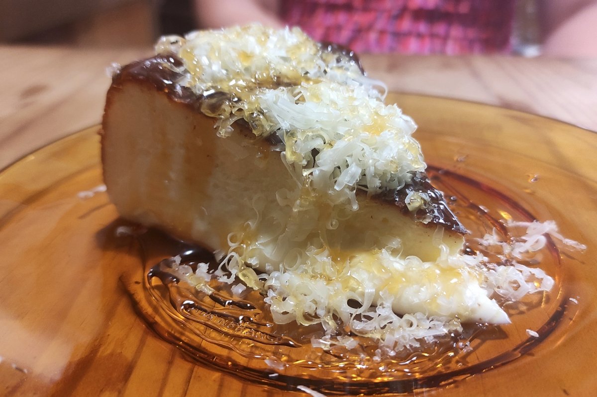 Tarta de queso de La Sosenga en Barcelona con queso Mahón rallado