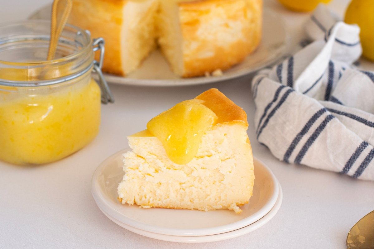 Tarta de queso y limón al horno en el plato