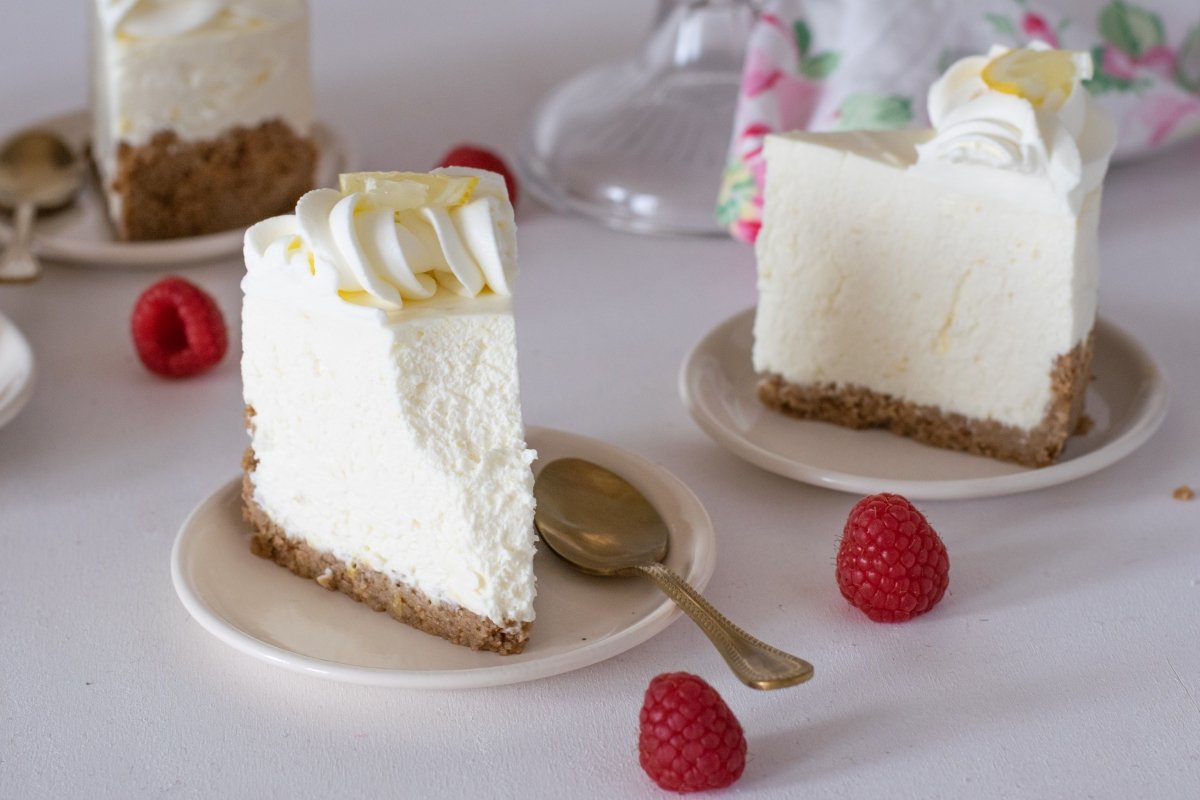 Tarta de queso y limón en el plato