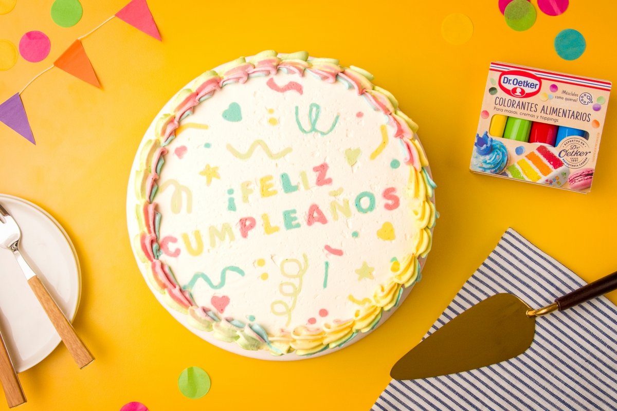 Tarta decorada con colorantes alimentarios de Dr. Oetker