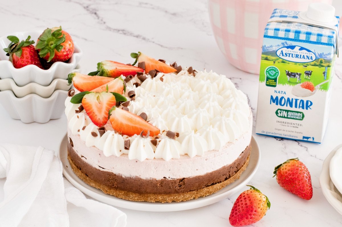 Tarta mousse de fresas con chocolate lista para ser servida