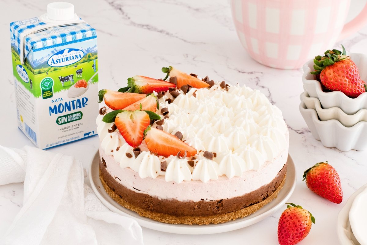 Tarta mousse de fresas con chocolate lista para servir