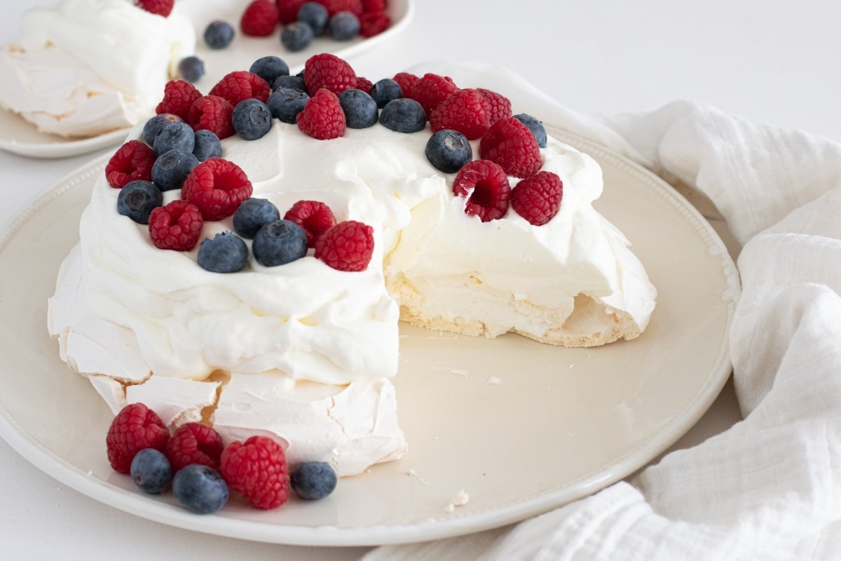 Tarta Pavlova en el plato