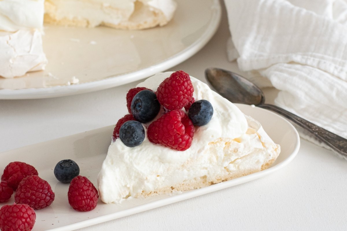 Tarta Pavlova, receta clásica casera del pastel crujiente y tradicional