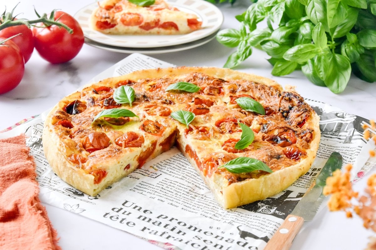 Tarta salada de tomate lista para servir