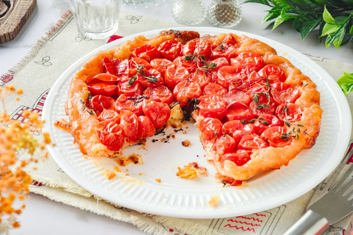 Tarta Tatin de tomates cherry lista para comer