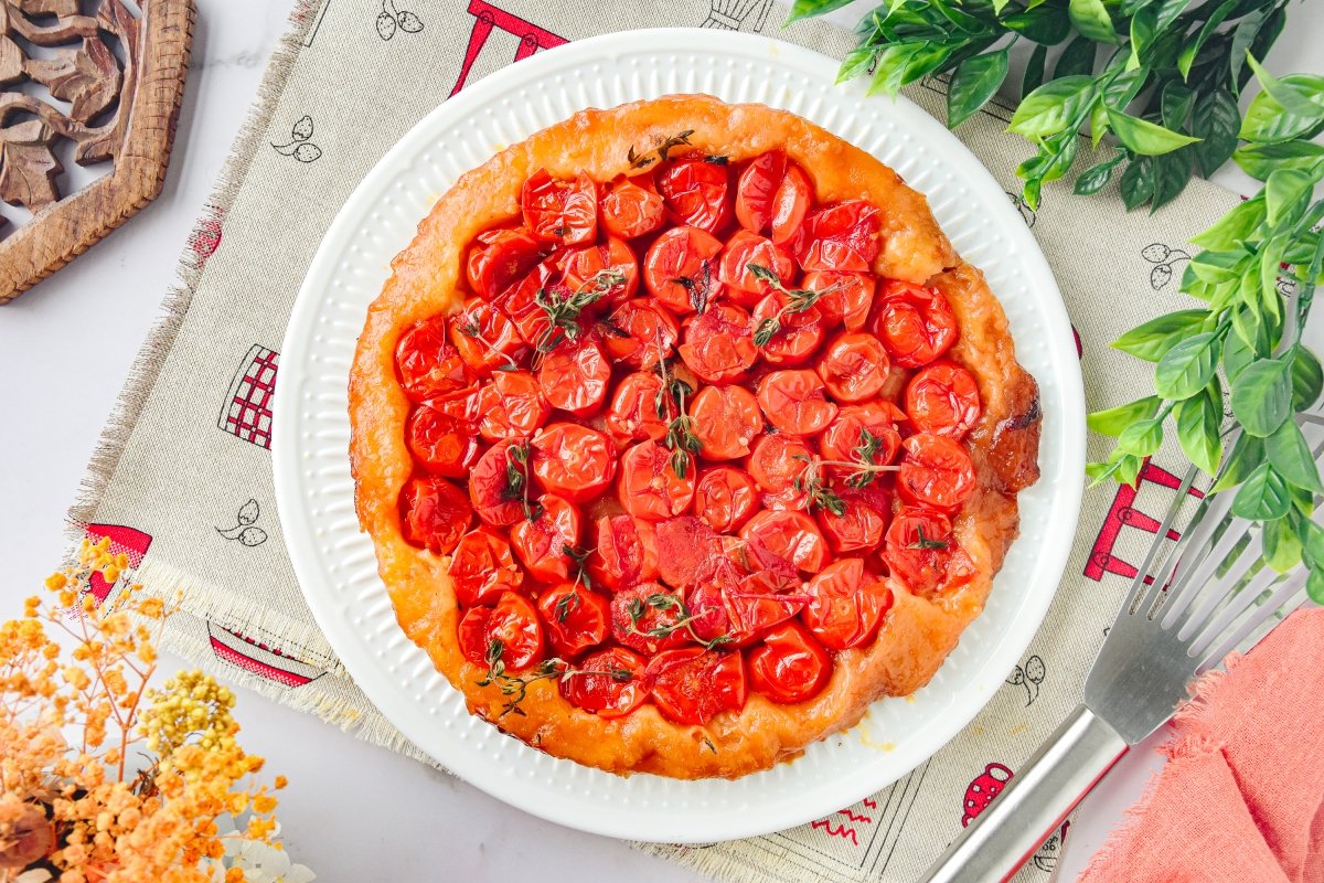 Tarta Tatin de tomates cherry volteada