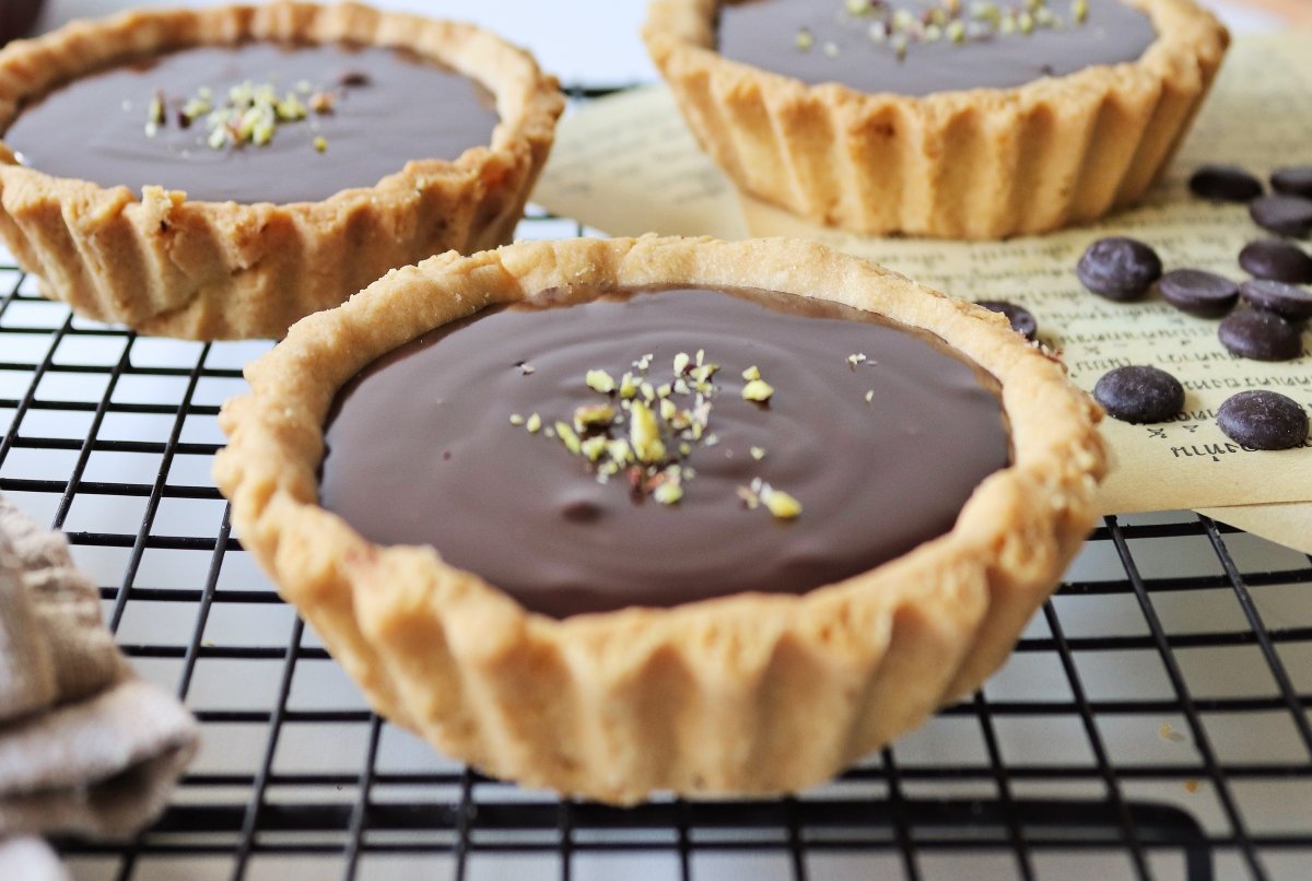 Chocolate tartlets with chopped pistachios
