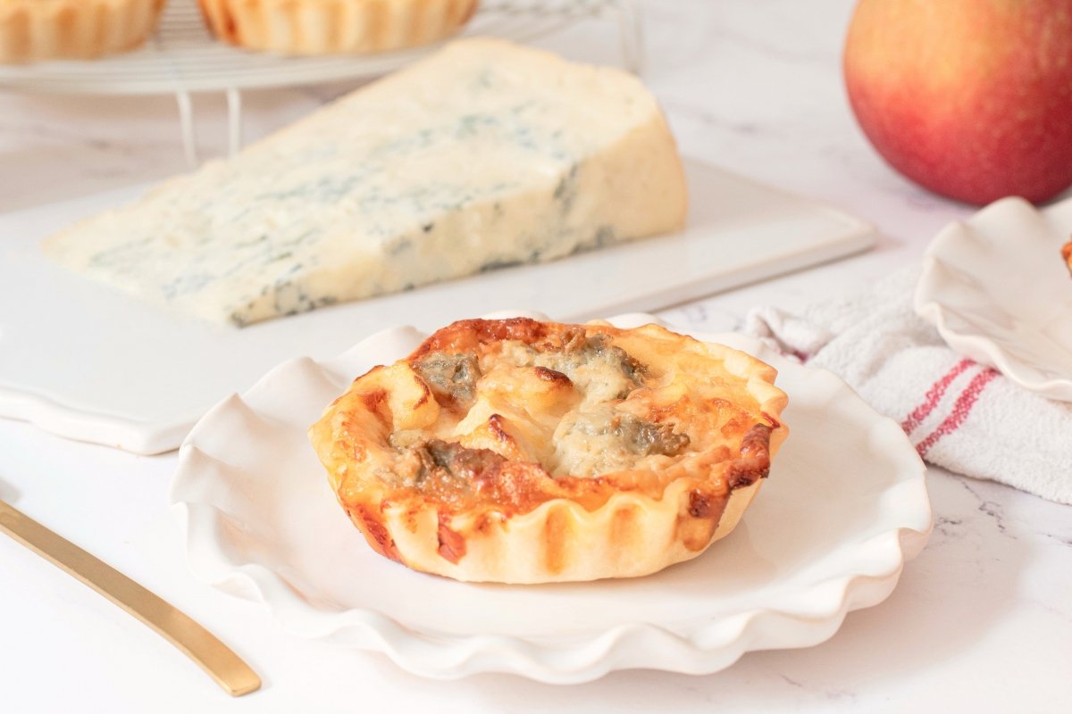 Tartaletas de queso Gorgonzola con manzana listas para servir