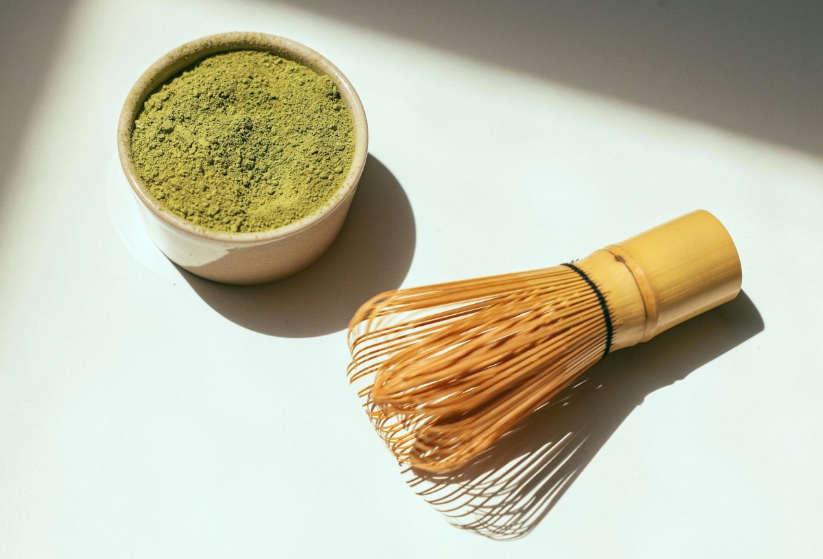 Té matcha en polvo y batidor ceremonial japonés