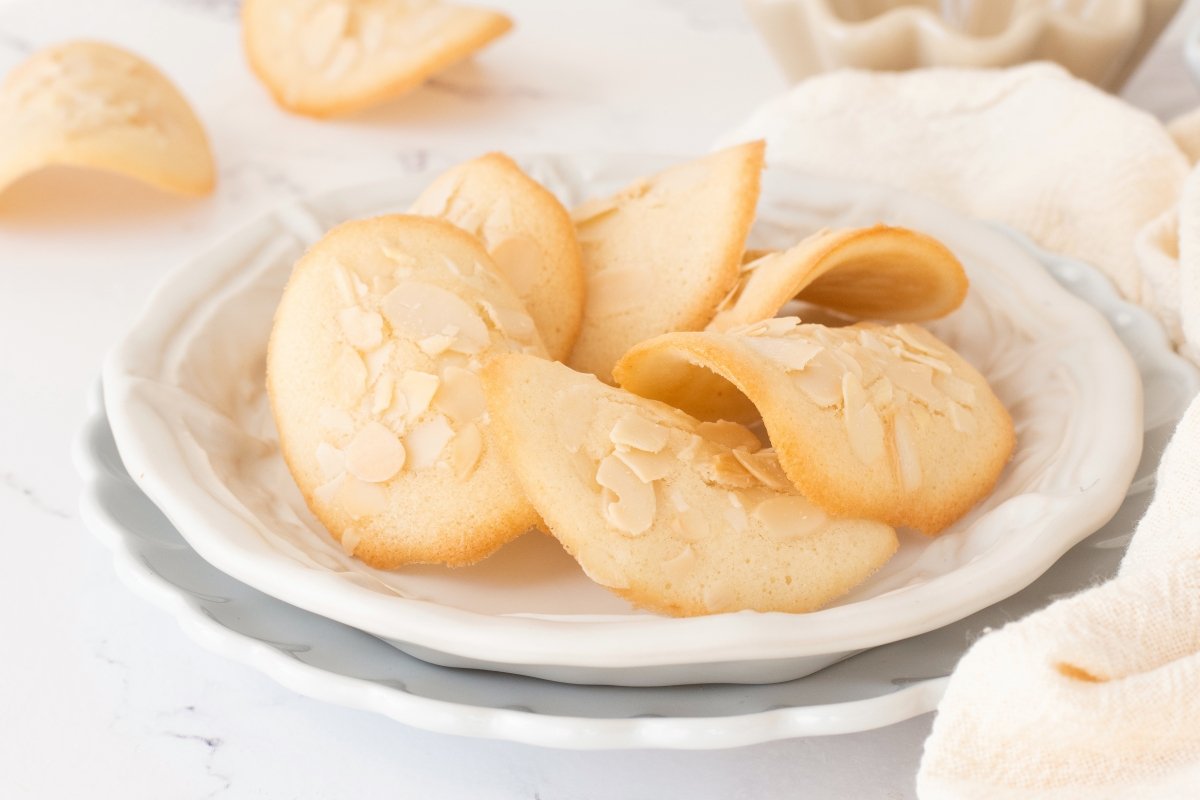 Tejas de almendra en el plato