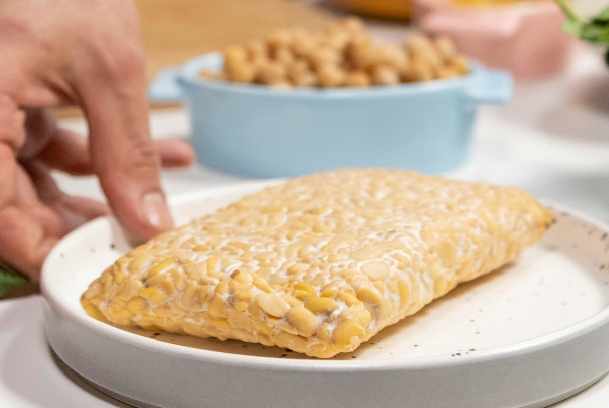 Tempeh marinándose en salsa