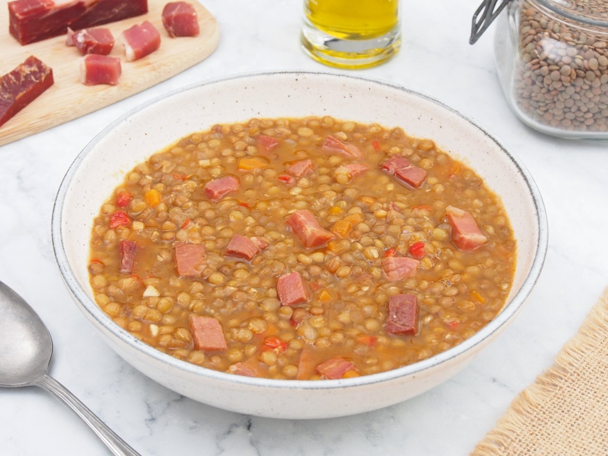 Tenemos cocidas las lentejas con jamón y patatas