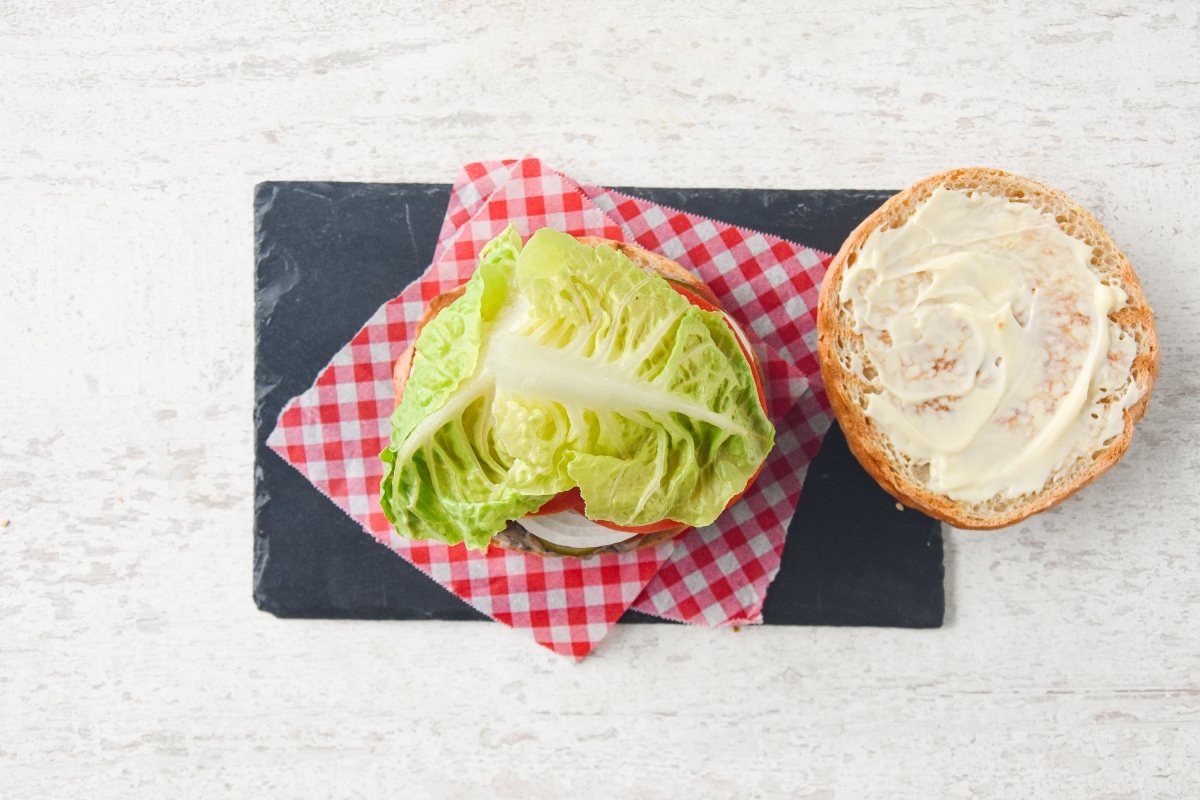 Terminamos con la lechuga y el pan con mayonesa