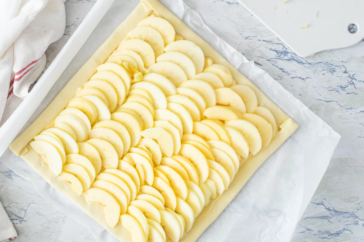 Terminamos de poner las manzanas de la tarta de manzana y hojaldre con crema pastelera