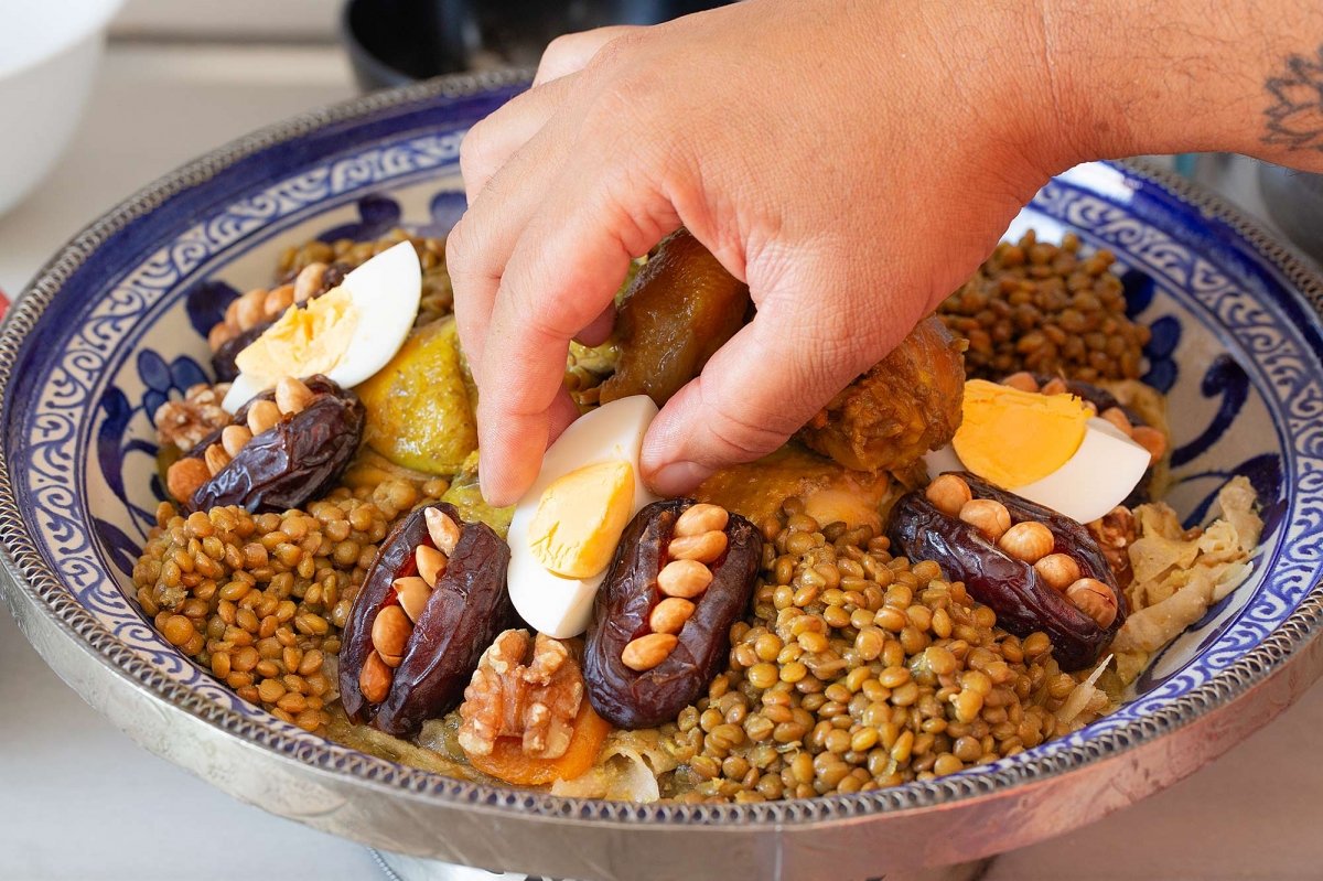 Terminamos decorando con las orejones, los dátiles y los huevos cocidas