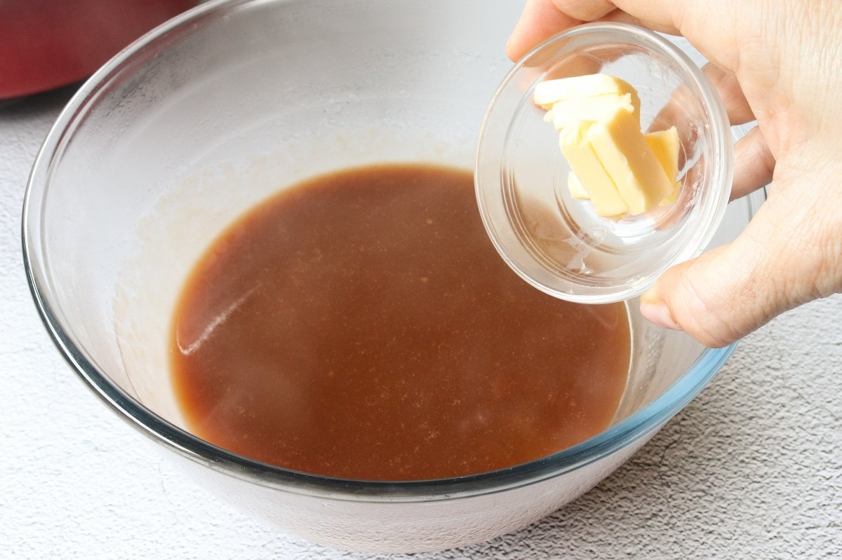 Terminar con mantequilla la salsa de Oporto