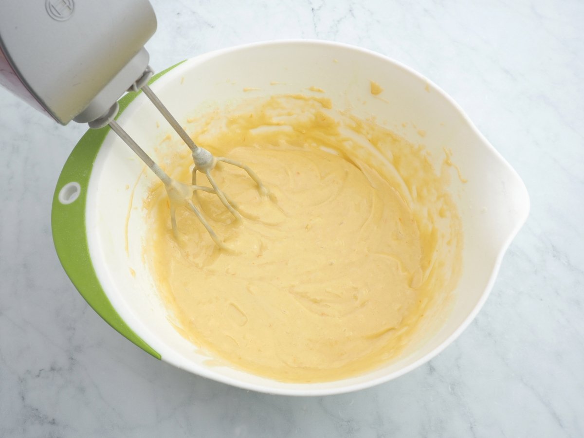 Terminar de batir la masa del bizcocho