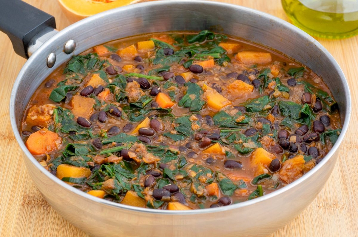 Terminar de cocer las azukis estofadas con calabaza y verduras