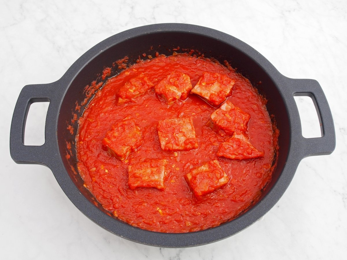 Terminar de cocinar el atún en la salsa de tomate