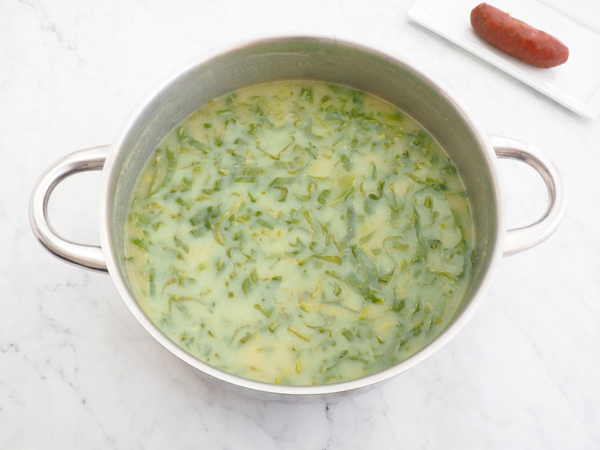Terminar de cocinar el caldo verde