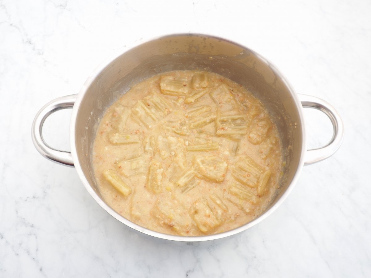 Terminar de cocinar el cardo en la salsa de almendras
