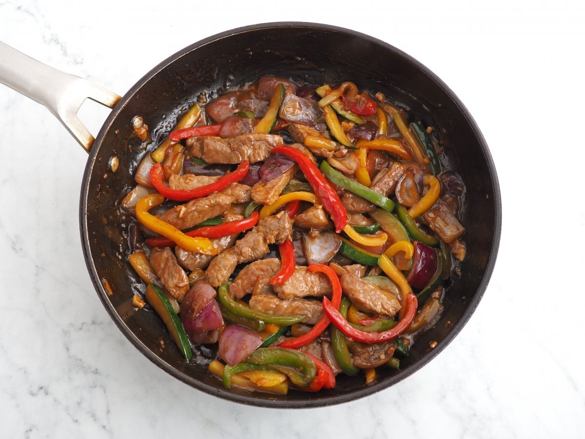 Terminar de cocinar el salteado de ternera con verduras