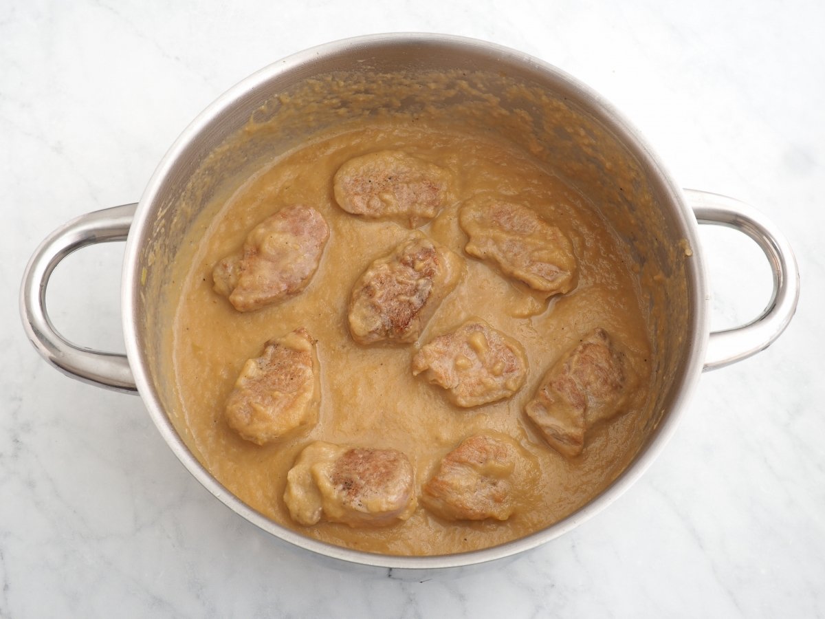 Terminar de cocinar el solomillo de cerdo en la salsa
