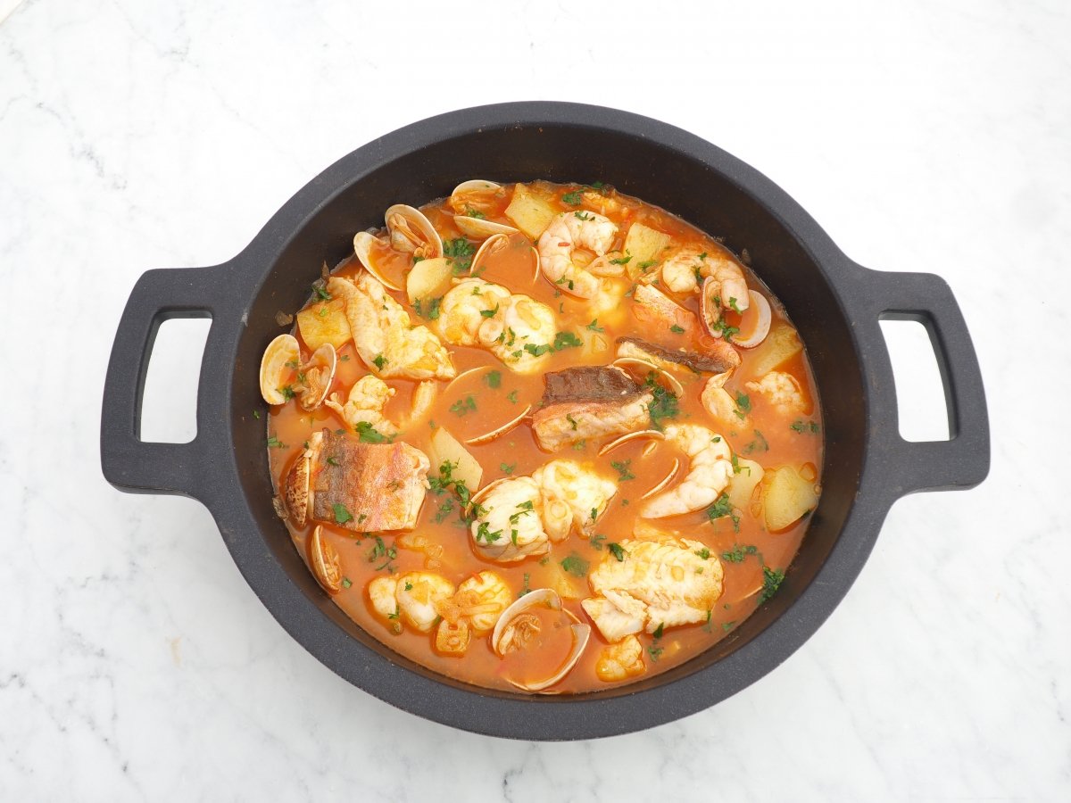 Terminar de cocinar la cazuela de pescado