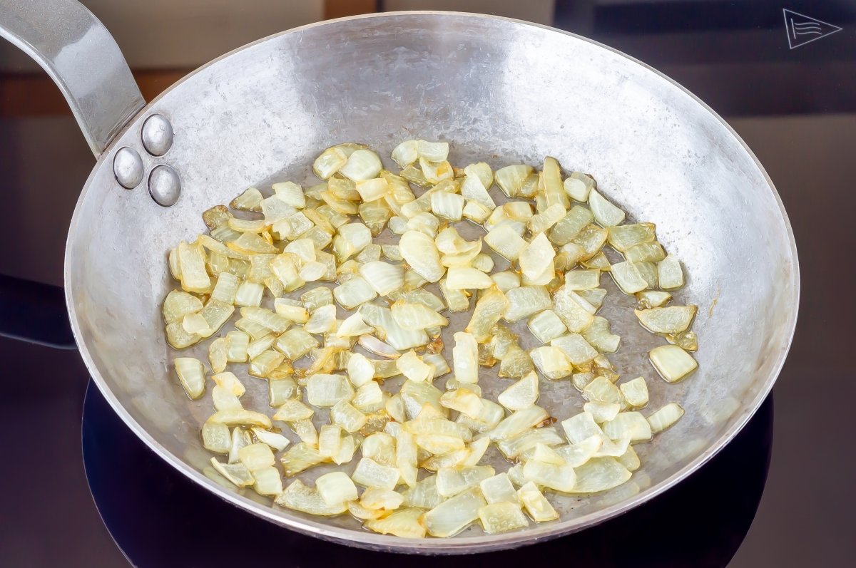 Terminar de cocinar la cebolla pochada