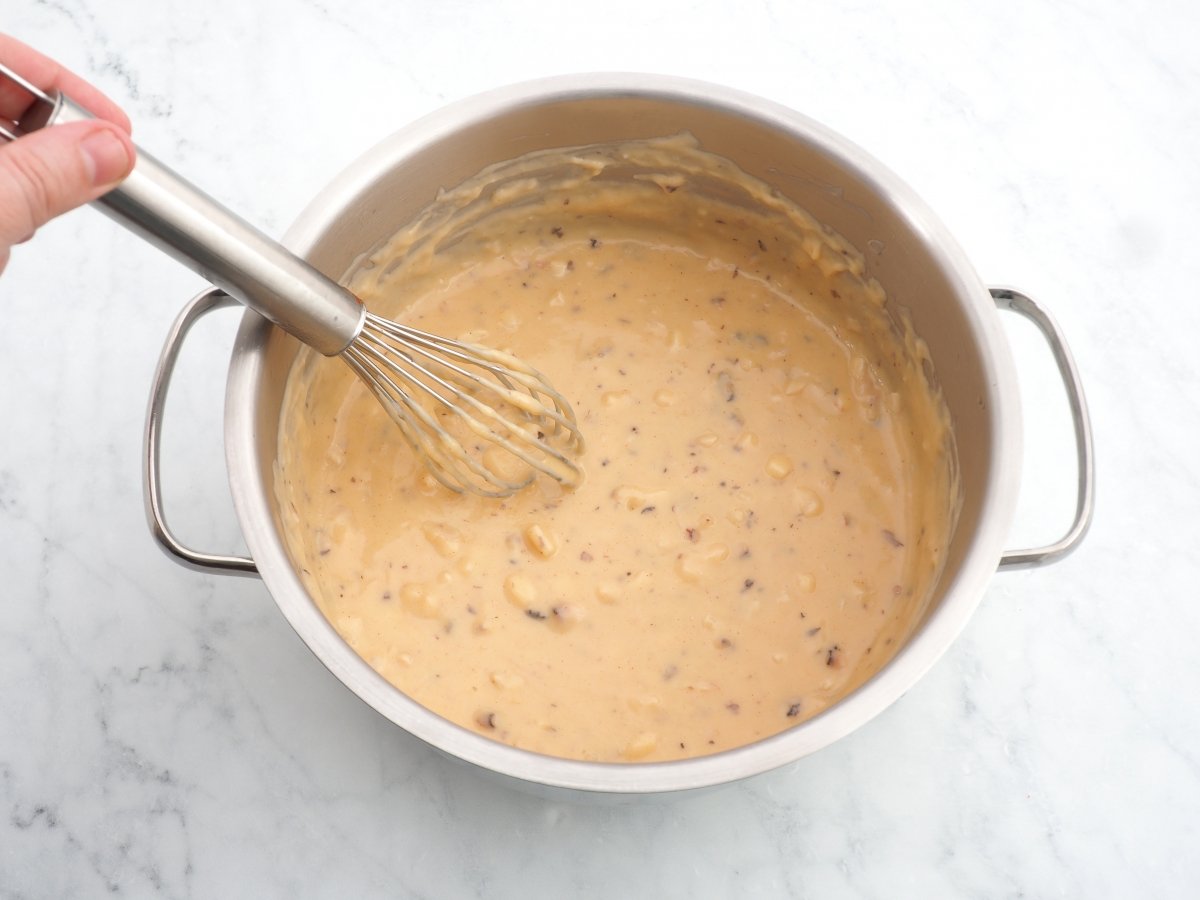 Terminar de cocinar la masa de las croquetas de pulpo