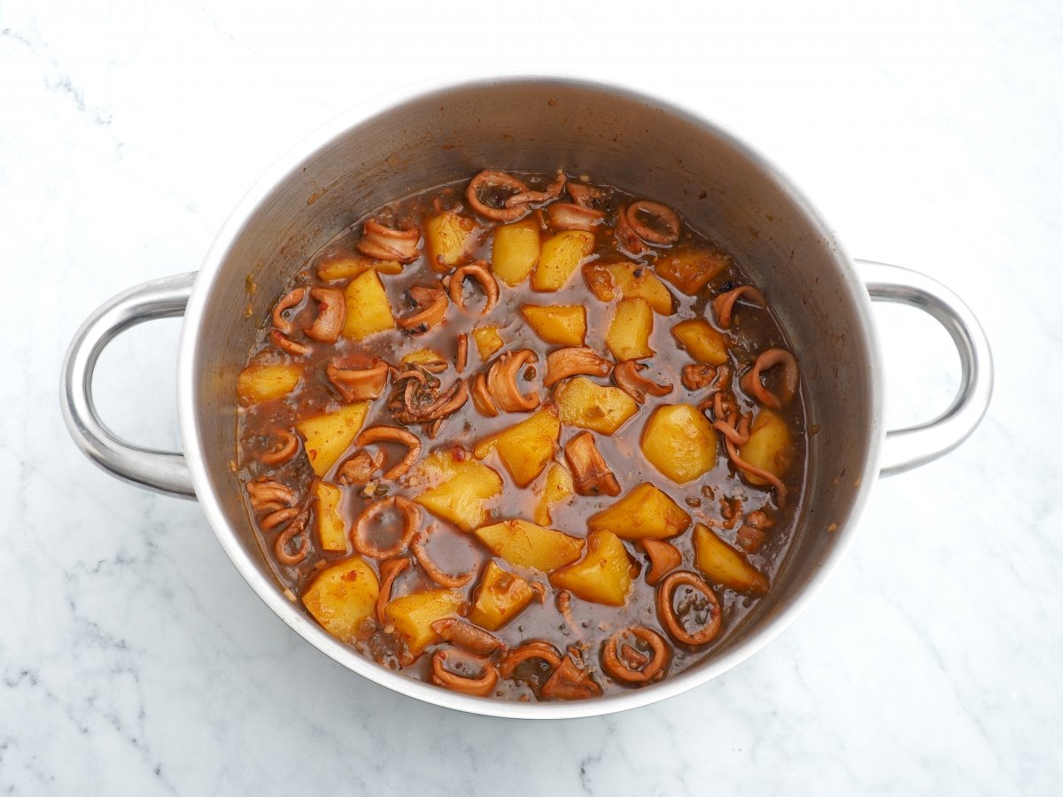 Terminar de cocinar las patatas con calamares