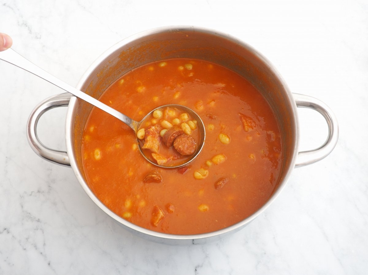 Terminar de cocinar las pochas a la riojana