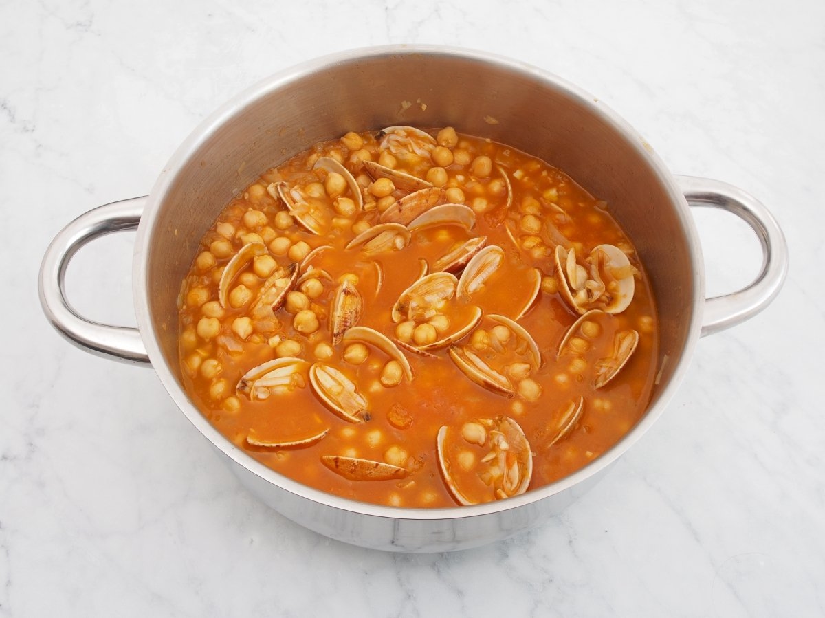 Terminar de cocinar los garbanzos con almejas