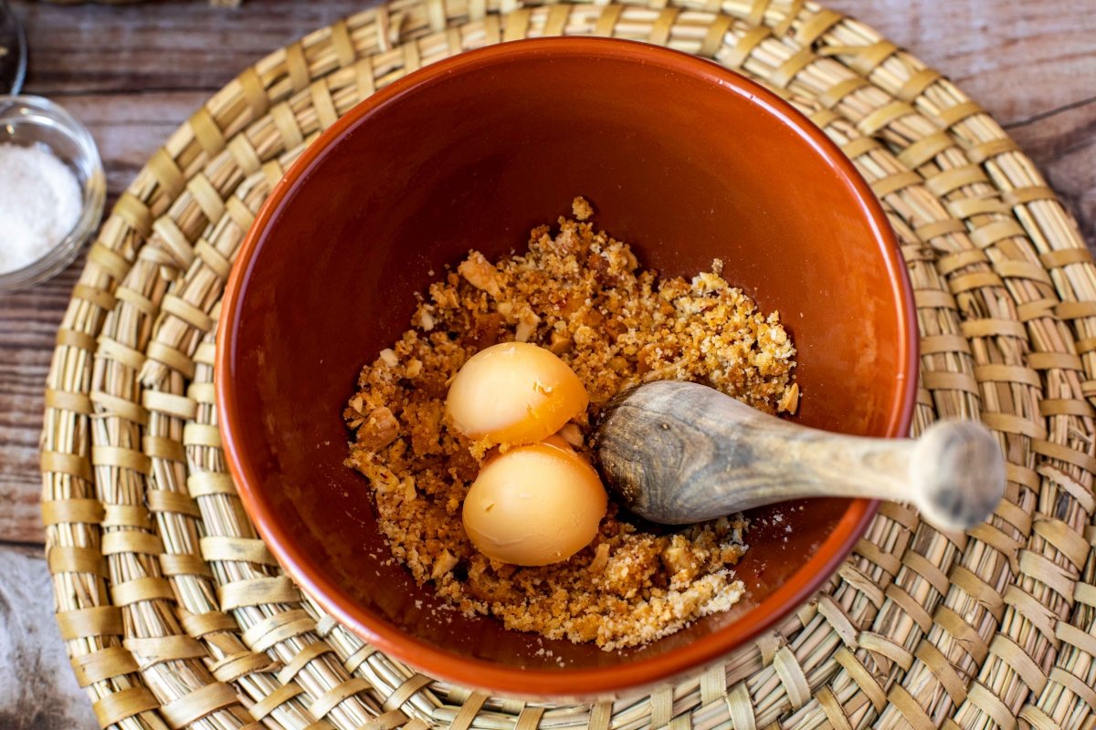 Terminar el majado del conejo en pepitoria con las yemas de huevo cocido *