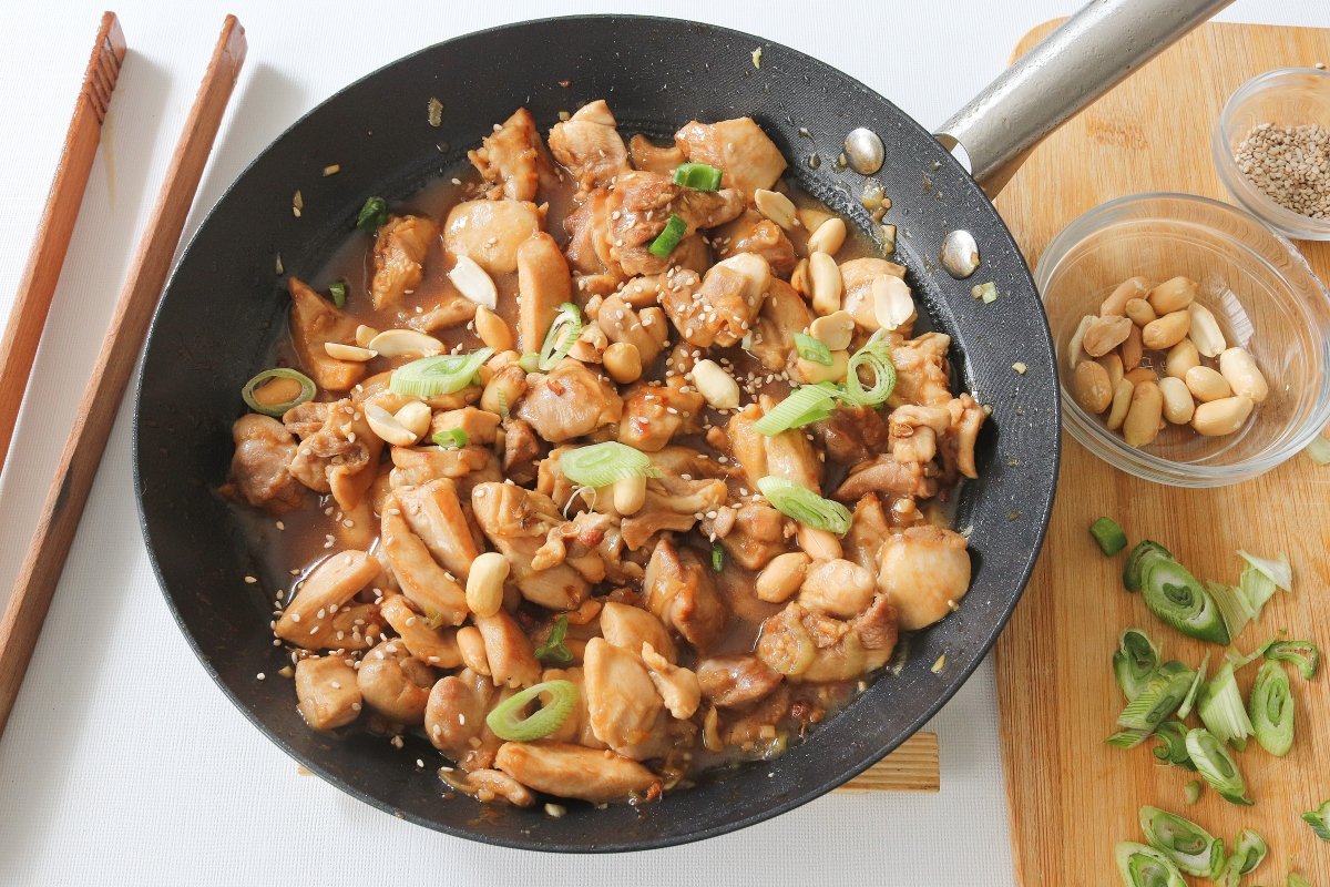Terminar el pollo Kung Pao con cacahuetes y semillas de sésamo