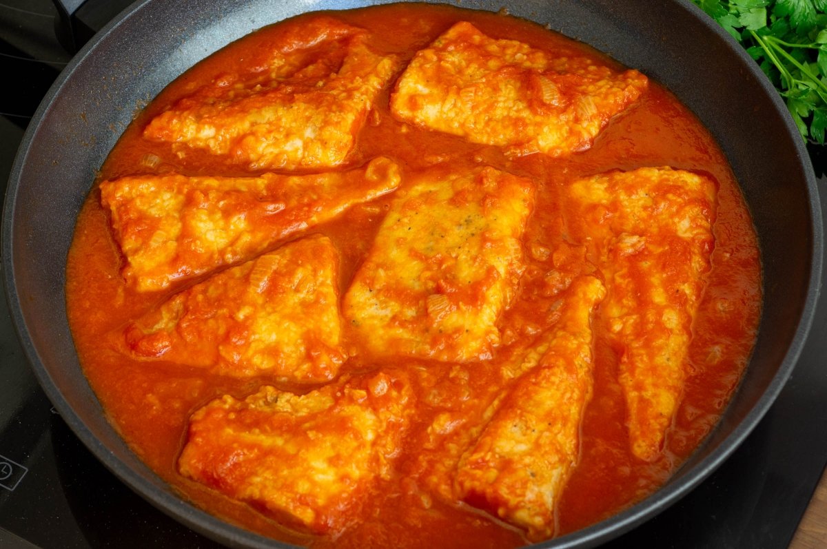 Terminar la cocción de la palometa con tomate