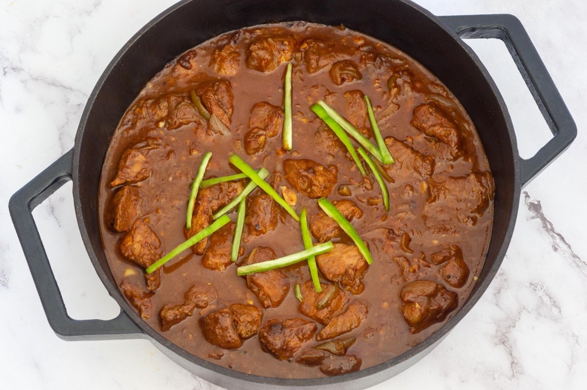 Terminar la cocción del vindaloo de cerdo