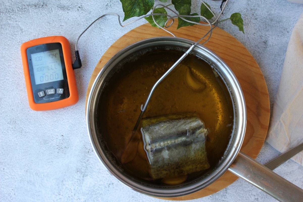 termómetro de cocina para tener un mayor control de la temperatura durante el confitado del bacalao