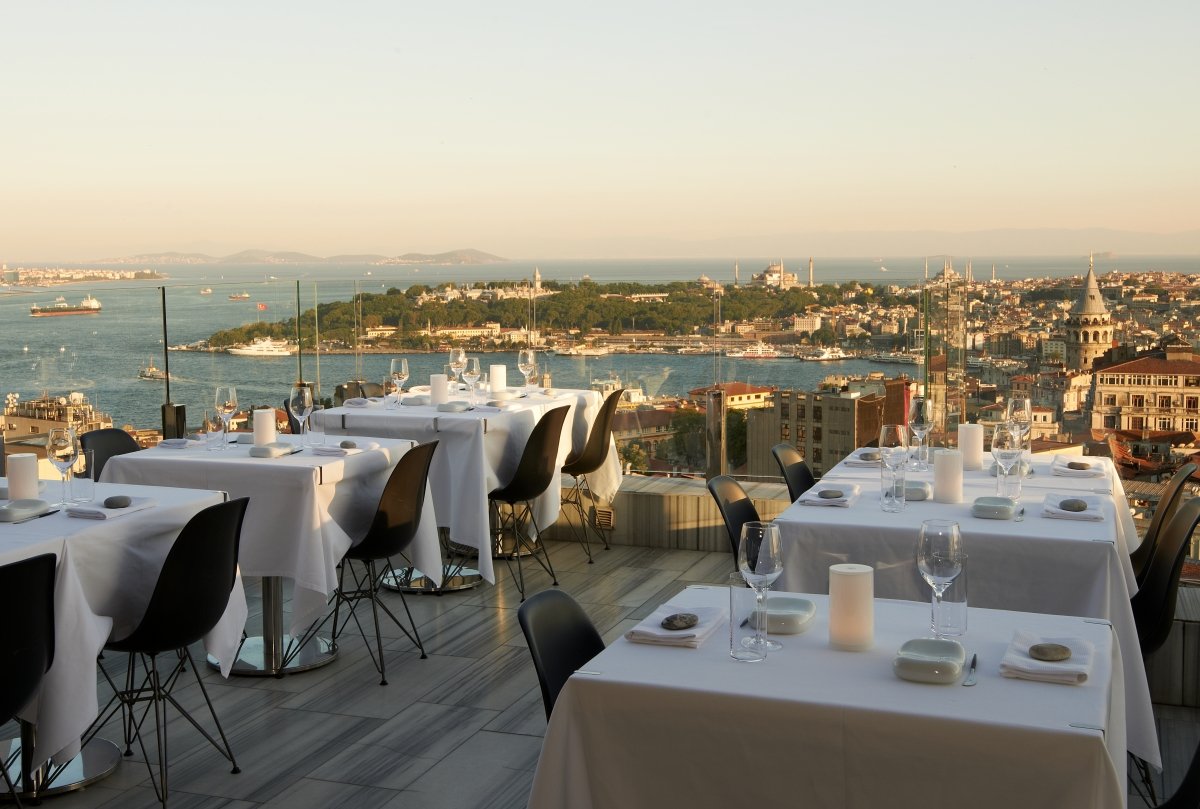 Terraza del restaurante turco Mikla con una estrella Michelin